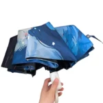 Parapluie chat automatique bleu avec motifs artistiques, design élégant et pratique, idéal pour se protéger de la pluie.