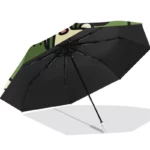 Parapluie automatique vert avec tête de chien, design coloré, idéal pour se protéger de la pluie avec style.