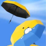 Parapluie pliant chien bleu et jaune avec motifs nuage et os, design ludique, idéal pour les balades sous la pluie.