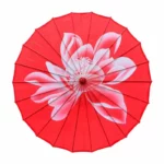 Parapluie chinois rouge en papier huilé décoratif, motif fleur de lotus, idéal pour femme et collection asiatiques authentiques.