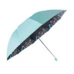 Parapluie cœur manuel vert à dix baleines, élégant et original, parfait pour allier protection et style sous la pluie.