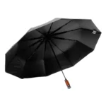 Parapluie golf chic noir, élégant avec poignée en bois, accessoire pratique et raffiné pour protection contre la pluie.