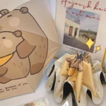 Parapluie manuel marron avec motif de 2 oursons, accessoire idéal et charmant pour une touche douce et chaleureuse au quotidien.