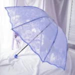 Parapluie manuel motifs de cœurs en dentelle bleue, élégant et romantique, idéal pour mariage ou jours pluvieux avec style.