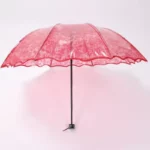 Parapluie transparent fuchsia avec motifs de cœurs, design élégant et romantique, parfait pour mariages ou événements sous la pluie.