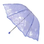 Parapluie manuel chic en dentelle bleue avec motifs cœurs, parfait pour mariages et occasions spéciales, alliant style et praticité.