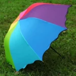 parapluie manuel multicolore anti-uv couleur dans l'herbe