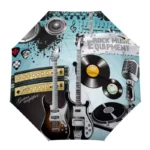 Parapluie manuel notes de musique rock avec motifs guitares, vinyles et micro sur fond bleu, idéal pour les mélomanes stylés.