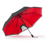 Parapluie pliant manuel rouge avec motif de chat noir, compact et élégant, idéal pour se protéger avec style par temps de pluie.