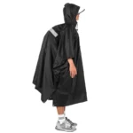 Poncho de pluie imperméable homme noir avec capuche et bande réfléchissante, parfait pour la randonnée sous la pluie.