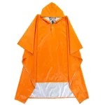 Poncho de pluie unisexe orange avec capuche, résistant à l'eau, parfait pour hommes et femmes désirant rester au sec sous la pluie.