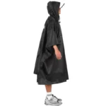 Homme en poncho de pluie imperméable noir, avec capuche, parfait pour la randonnée et les journées pluvieuses.
