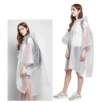 Poncho de pluie homme transparent taille unique, élégant et pratique, avec capuche et manches larges pour une protection légère.