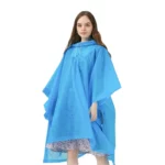 Poncho de pluie homme transparent bleu avec capuche, taille unique, pratique et léger, parfait pour rester au sec lors des averses.