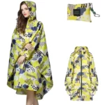 Poncho femme stylé avec motifs géométriques colorés et capuche, idéal contre la pluie, version pliée compacte visible à droite.