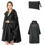 Femme avec poncho noir à fermeture éclair, pratique et élégant, parfait pour la pluie, livré avec pochette de rangement.