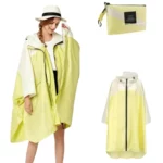 Poncho femme jaune avec fermeture éclair, capuche et pochette assortie, idéal pour la pluie. Pratique et stylé pour toutes occasions.