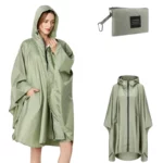 Poncho femme vert olive avec fermeture éclair, capuche et poches pratiques, parfait pour rester stylée et au sec sous la pluie.