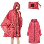 Poncho femme rouge à motifs étoiles, capuche, fermeture éclair, élégant et pratique avec pochette de rangement assortie.