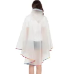 Poncho femme blanc transparent à capuche, bords colorés, avec poche intégrée. Élégant et pratique, parfait pour les jours de pluie.