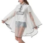 Poncho femme blanc transparent avec poche intégrée, élégant et pratique pour la pluie, parfait pour un style moderne et fonctionnel.