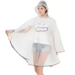 Poncho femme blanc transparent avec poche intégrée, élégant et pratique, parfait pour affronter la pluie avec style et légèreté.