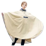 Poncho femme large style coréen beige, avec capuche imperméable, inclus une pochette coordonnée pour femmes et enfants.