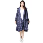 Poncho femme long zip taille unique bleu à pois blancs, élégant et fonctionnel pour la pluie — collection tendance.