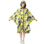 Poncho femme long zip taille unique, motif graphique jaune et bleu, capuche pratique, style moderne et confortable.