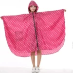 Poncho femme long avec capuche et zip, rose à pois blancs, pratique et tendance pour les jours de pluie, taille unique.