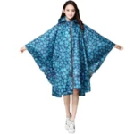 Poncho femme long zip taille unique, collection [Collection], imperméable bleu à motifs fleuris avec capuche, mode pluie élégante.