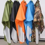 Poncho homme multifonction militaire pour camping, couleurs variées (vert, noir, orange, bleu, camouflage), style pratique et robuste.