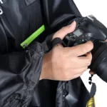 Poncho imperméable noir unisexe avec bande fluo jaune, idéal pour hommes et femmes, protection efficace contre la pluie.