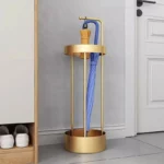 Porte-parapluie de luxe en métal doré avec parapluies colorés, idéal pour une entrée élégante et moderne.