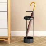 Porte-parapluie de luxe en métal noir ou doré, design minimaliste et poignée bois, élégant et pratique pour ranger vos parapluies.