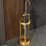 Porte-parapluie de luxe en acier doré au design moderne, parfait pour sublimer votre entrée avec style et fonctionnalité.