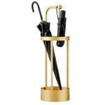Porte-parapluie de luxe doré avec parapluies noirs, design élégant et fonctionnel, parfait pour sublimer votre intérieur.