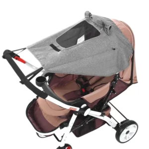 Toile de protection anti-UV grise pour poussette avec fenêtre transparente, pratique et efficace pour protéger les enfants.