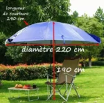 Parapluie de pêche léger bleu 220 cm de diamètre, installé dans un jardin avec chaise et table garnie de collations.