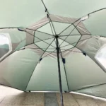 Parapluie de pêche léger, structure robuste et tissu imperméable, parfait pour la protection contre la pluie lors de vos sorties.