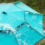 Parapluie de pêche octogonal turquoise, résistant à la pluie, idéal pour les pêcheurs en extérieur sous toutes conditions climatiques.