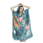 Poncho de bain adulte girafe avec capuche, coloré, motifs girafes et fleurs, inscription SUMMER LOVE, parfait pour l'été.