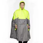 Poncho de pluie à capuche jaune et gris pour homme, idéal pour le cyclisme et la pêche, offrant une protection efficace contre les intempéries.