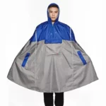 Poncho de pluie homme avec capuche gris et bleu, idéal pour le cyclisme, la pêche et les activités en plein air par temps humide.