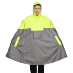 Poncho de pluie imperméable à capuche pour homme, idéal pour cyclisme et pêche, vert fluo et gris, protection efficace contre la pluie.