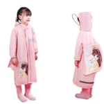 Petite fille souriante avec un poncho de pluie imperméable rose à motifs, parfait pour protéger bébé et enfant durant les jours pluvieux.