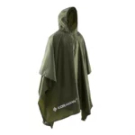 Poncho de pluie homme vert kaki KORAMAN, imperméable avec capuche, parfait pour rester au sec lors d'activités en extérieur.