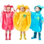 Enfants portant des ponchos colorés et ludiques avec oreilles, parfaits pour la pluie, disponibles en taille S, collection unique.