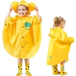 Enfant heureux avec poncho jaune à capuche oreilles et bottes étoiles, idéal pluie, taille S, disponible en [Collection].