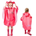 Enfant avec poncho rose à oreilles Smally, style ludique, assorti à des bottes à pois colorés, idéal pour la pluie et les enfants.